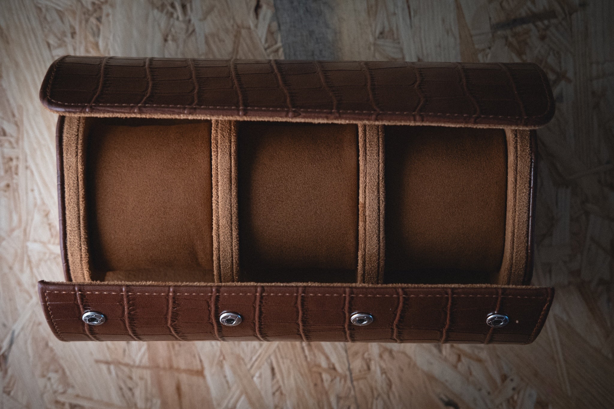 SAMPLE SALE – “Oval Travel Case” Premium faux leather with a crocodile-embossed finish (brown)