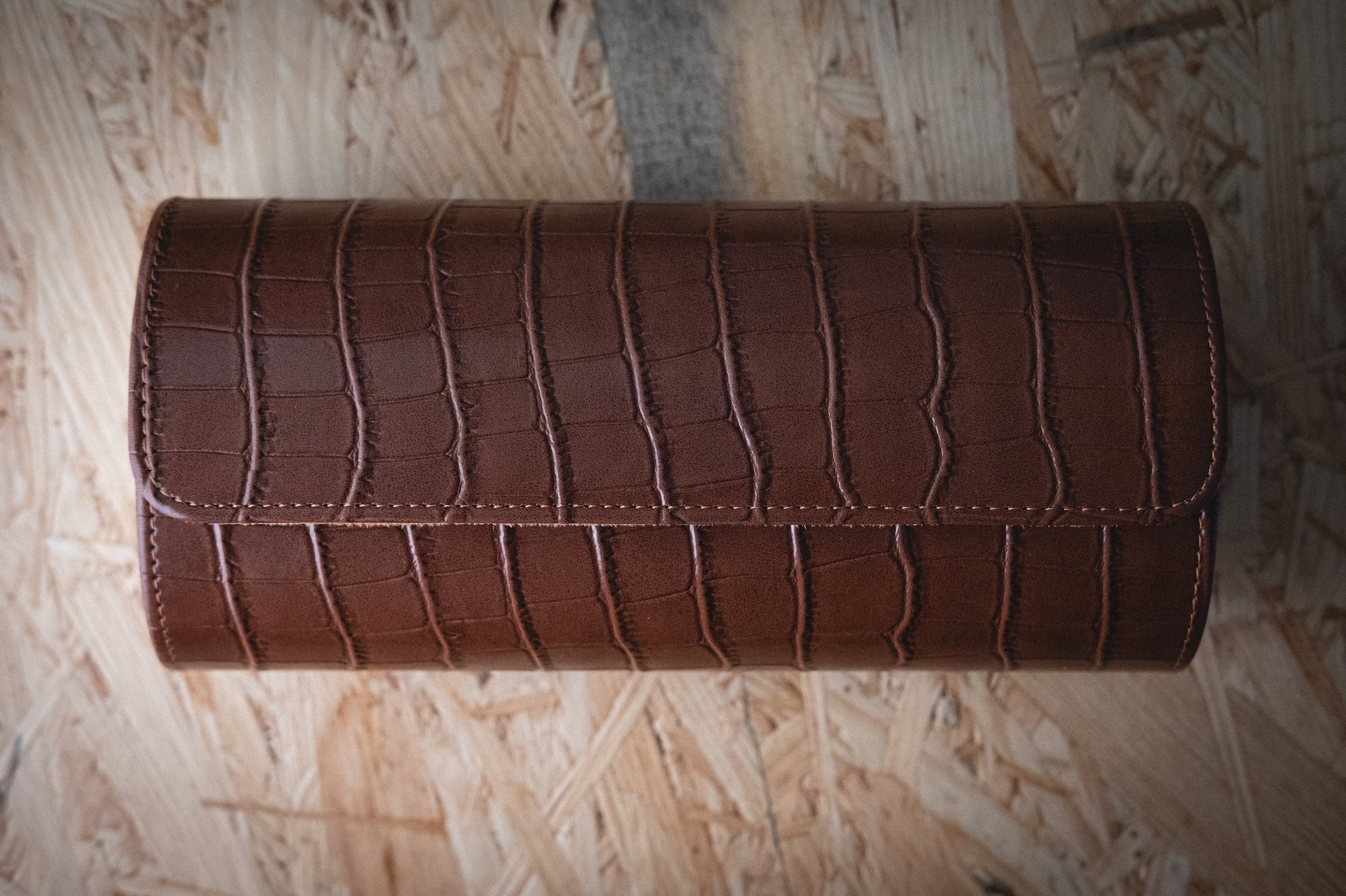 SAMPLE SALE – “Oval Travel Case” Premium faux leather with a crocodile-embossed finish (brown)