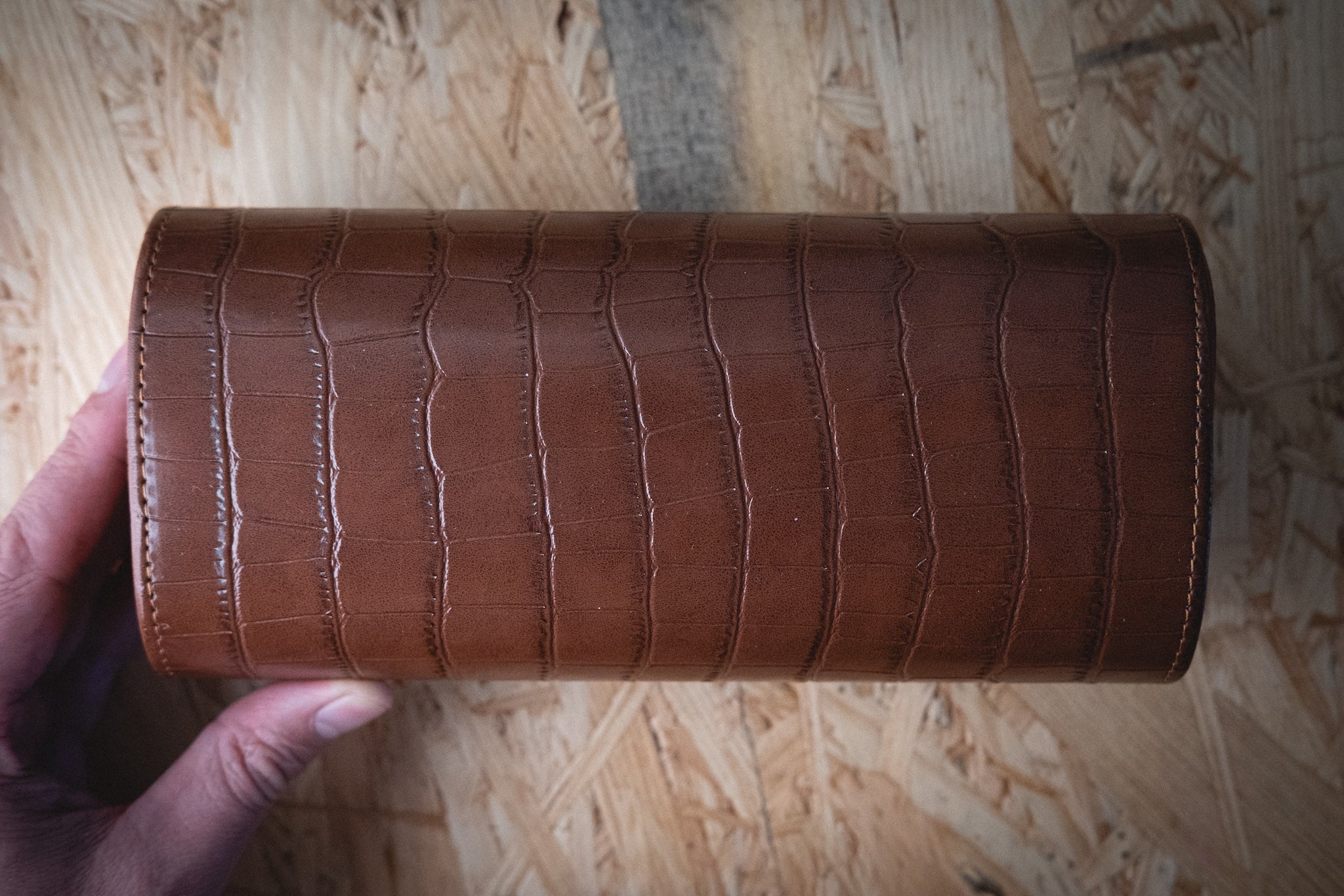 SAMPLE SALE – “Oval Travel Case” Premium faux leather with a crocodile-embossed finish (brown)