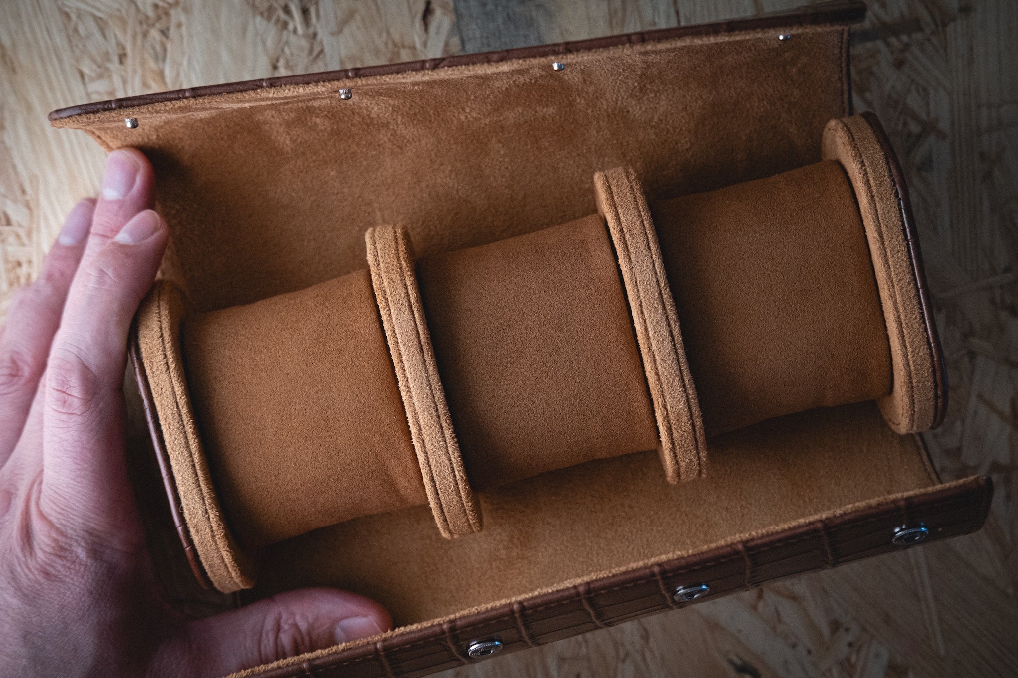 SAMPLE SALE – “Oval Travel Case” Premium faux leather with a crocodile-embossed finish (brown)