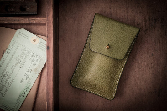 SAMPLE SALE "veg tan leatherpouch green - Stud