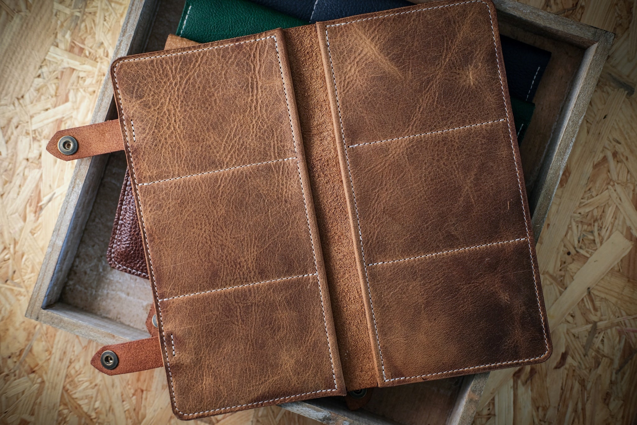 Bank-vault wallet "6 pockets" color; rugged chestnut (brown)