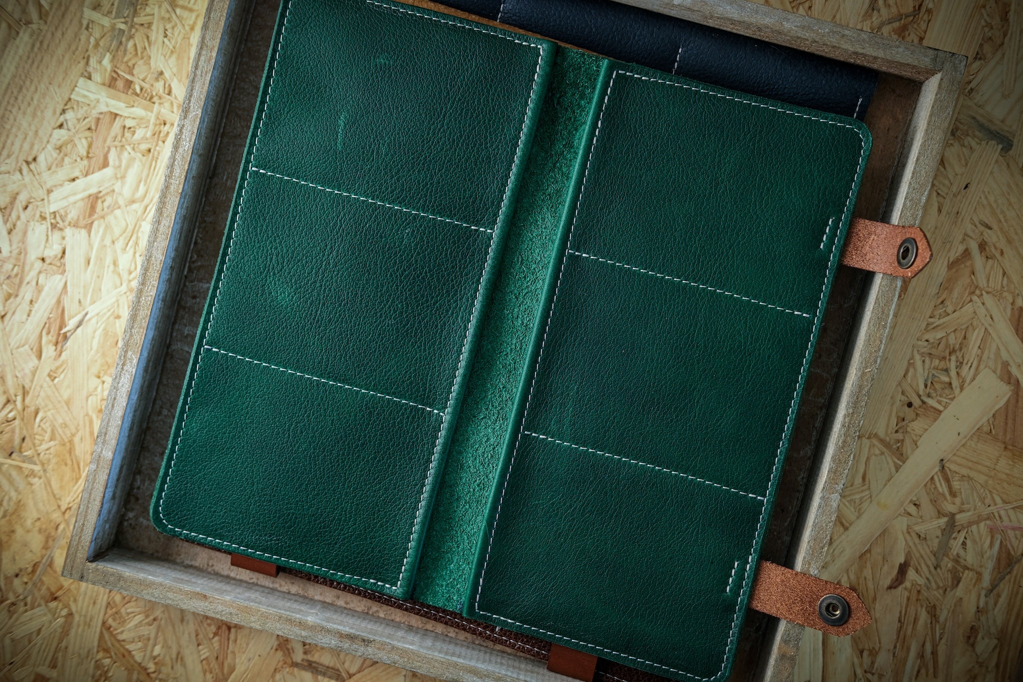 Bank-vault wallet "6 pockets" color; forest green