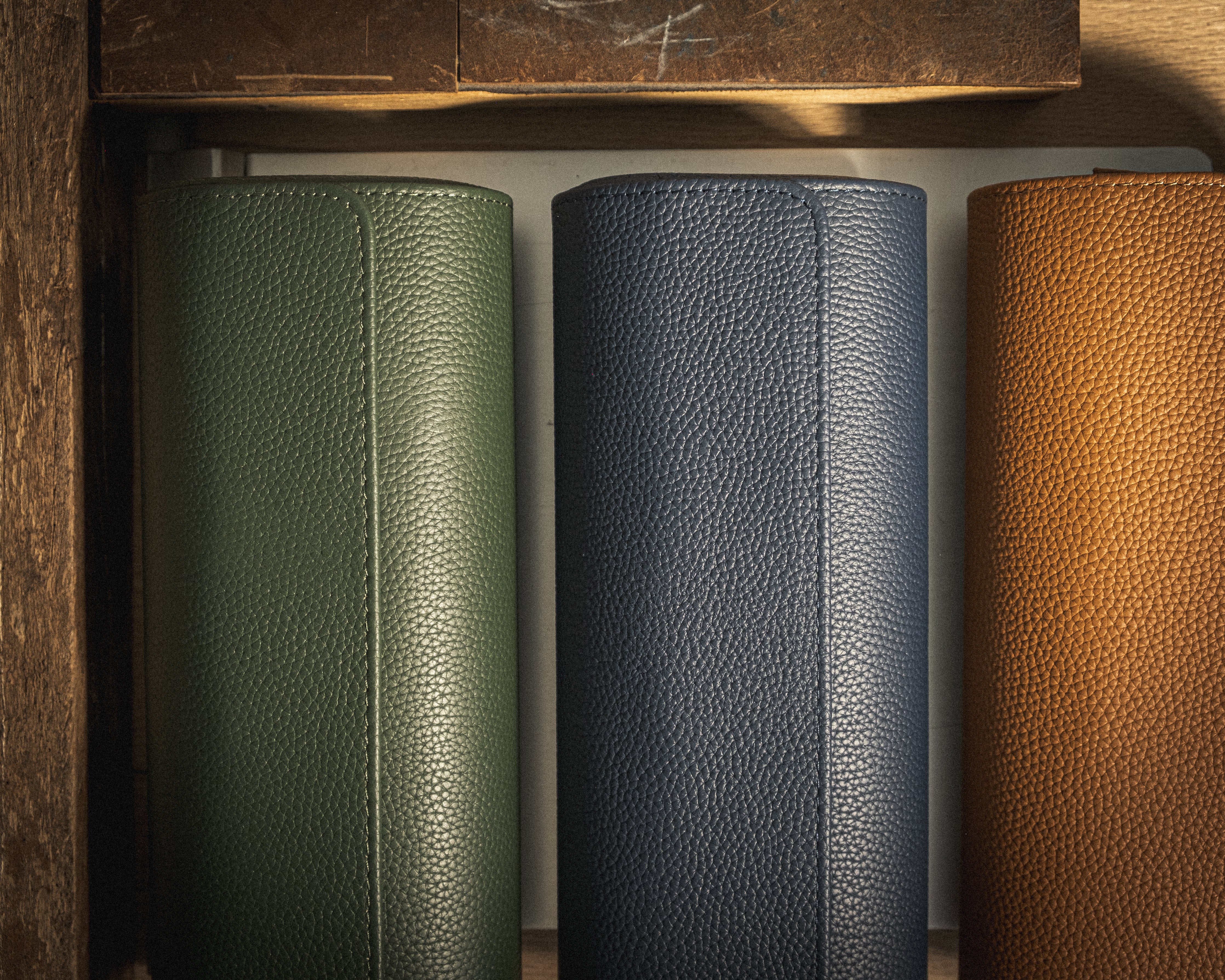 Full grain leather, oval 3 piece travelcase "Deep blue"